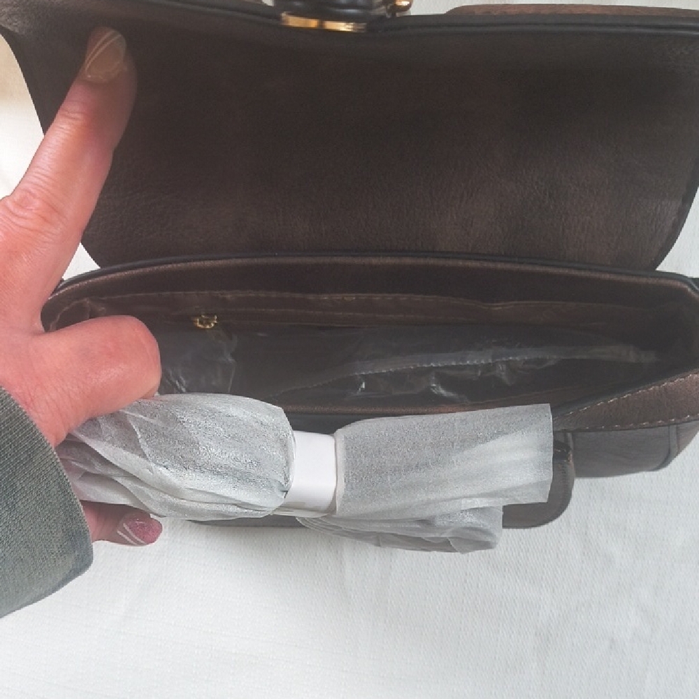 Elegant Brown Crossbody Bag with Gold Buckle - Picture 4 of 7